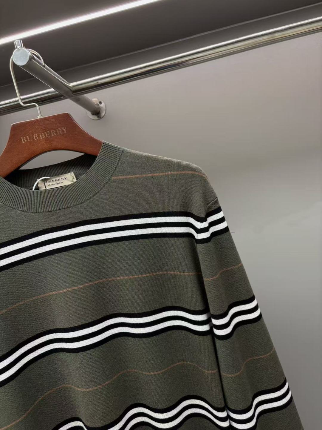 Burberry Unisex Sweatshirt Size L-4XL