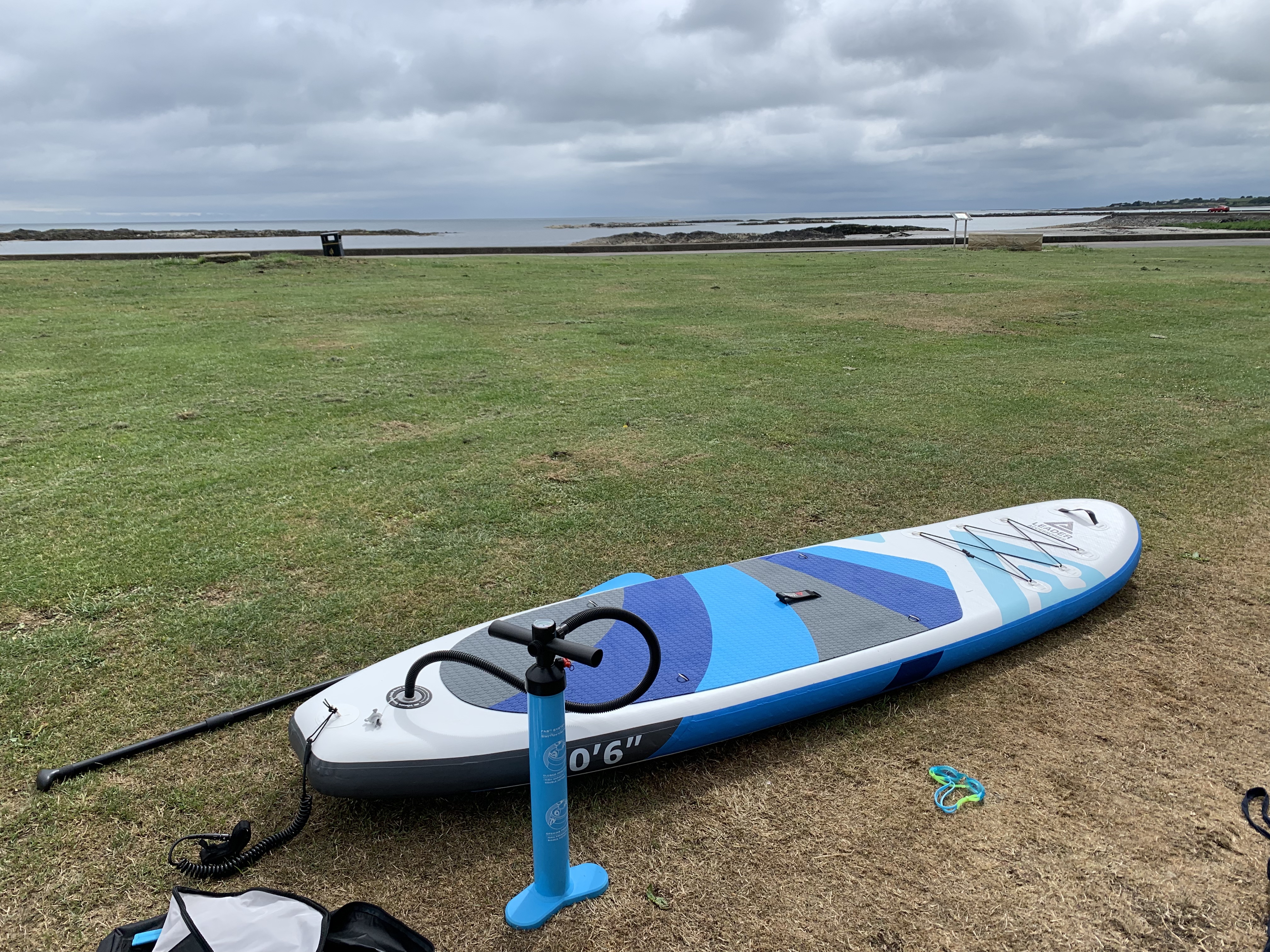 【Sports&Outdoors】Inflatable Stand up Board with Fins Adjustable Paddle Kayak Leash Backpack Pump