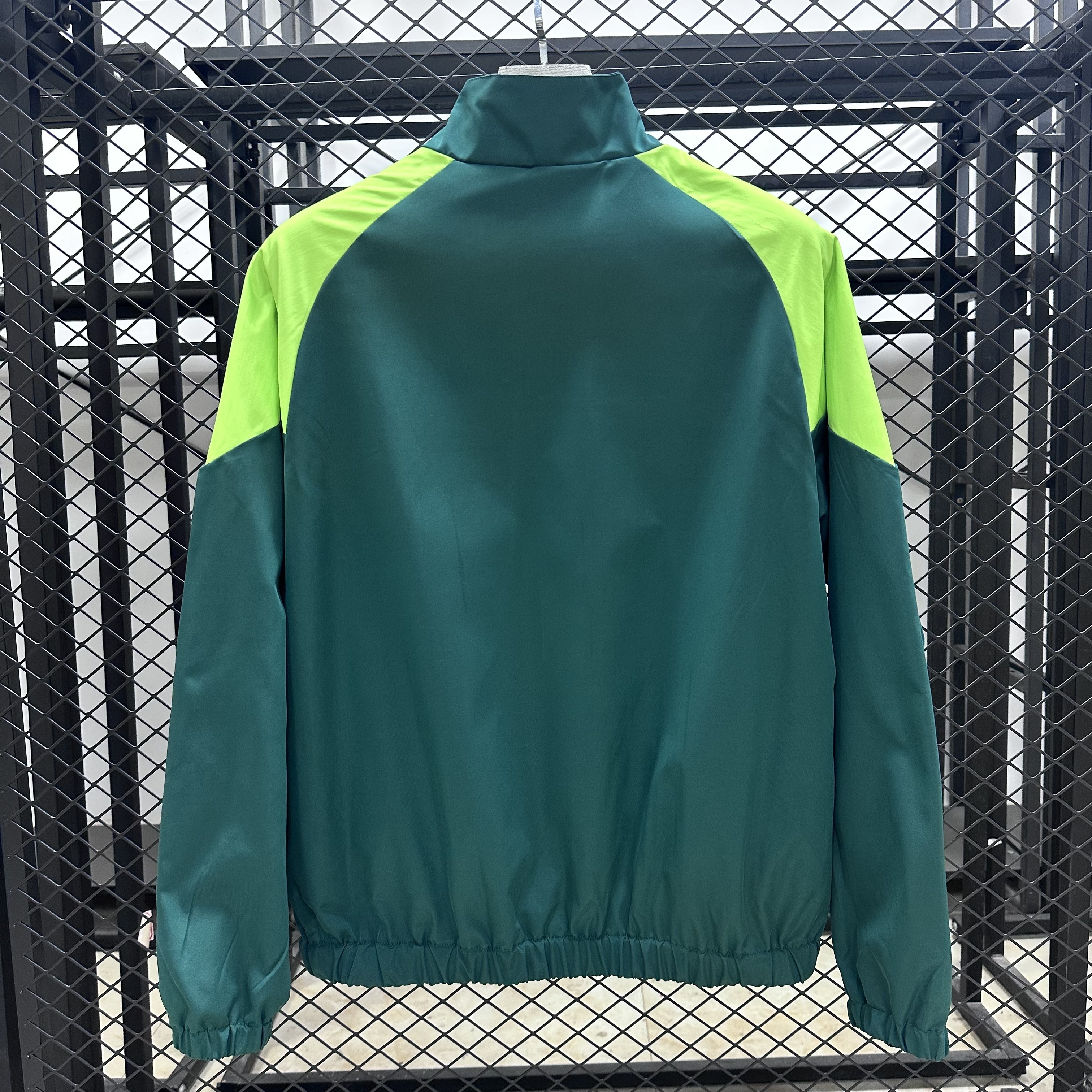 25-26 Pamela's waterproof windbreaker