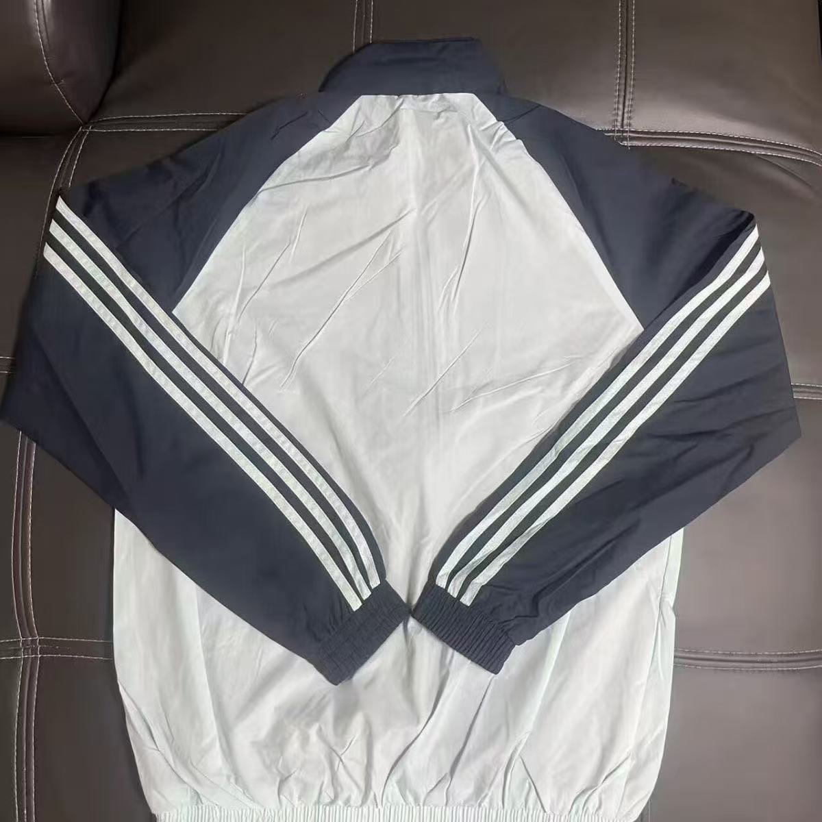 Boca Juniors 2025/26 Training Wind Jacket – Navy/Grey, Stand Collar, 3-Stripes | Fan Version